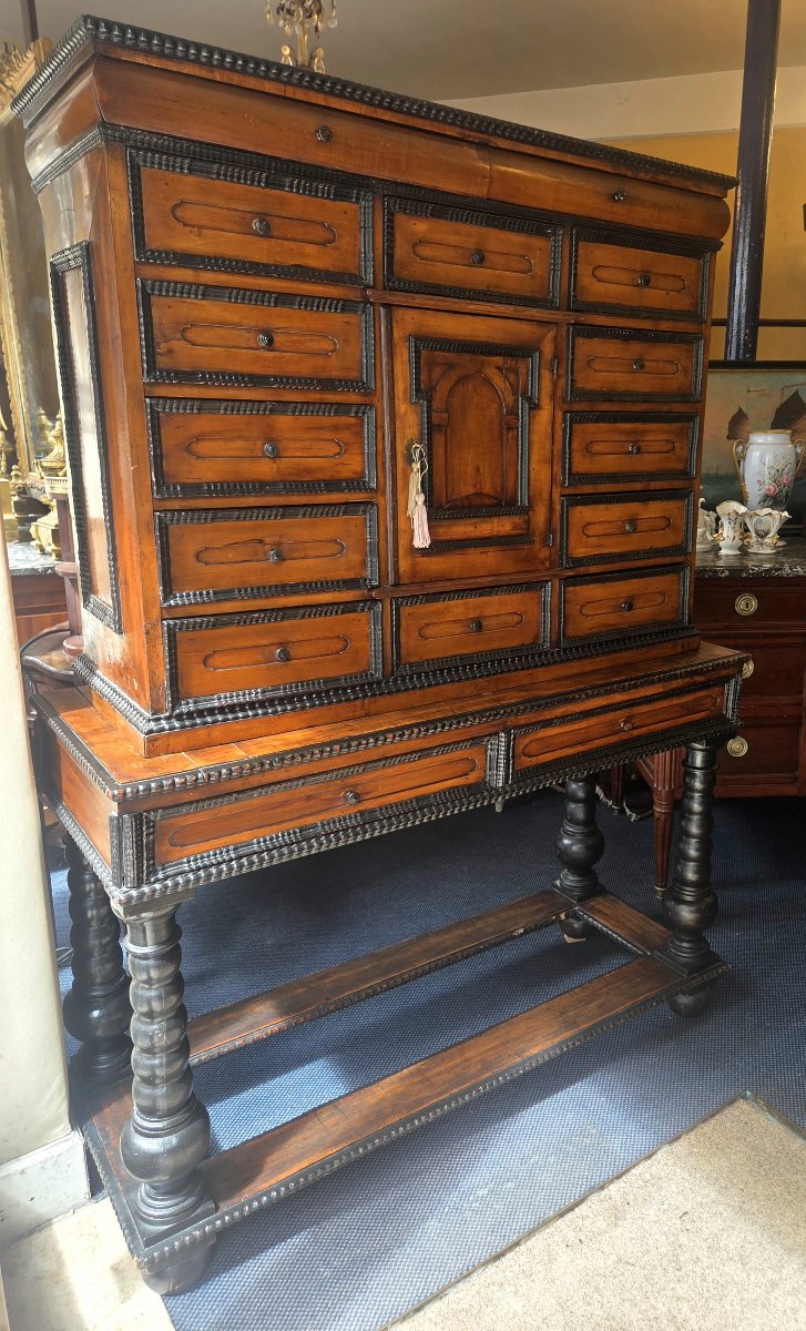 Cabinet flamand en poirier d'époque XVIIème .