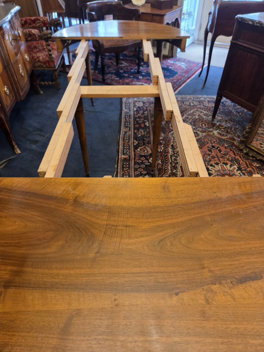 Table de salle à manger à bandeau en noyer de style Louis XVI ouvrant à trois allonges 10 couv.-photo-3