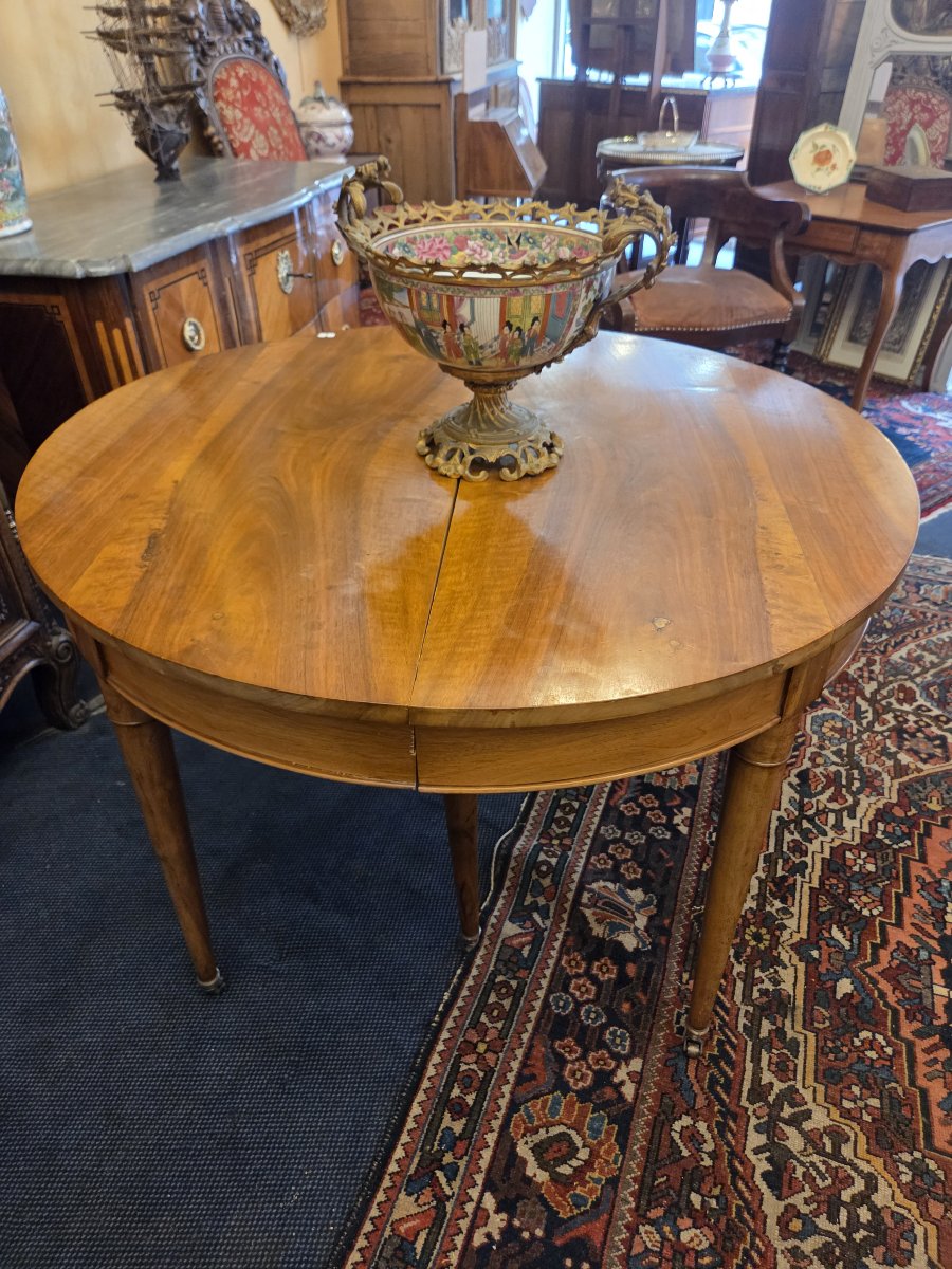 Table de salle à manger à bandeau en noyer de style Louis XVI ouvrant à trois allonges 10 couv.