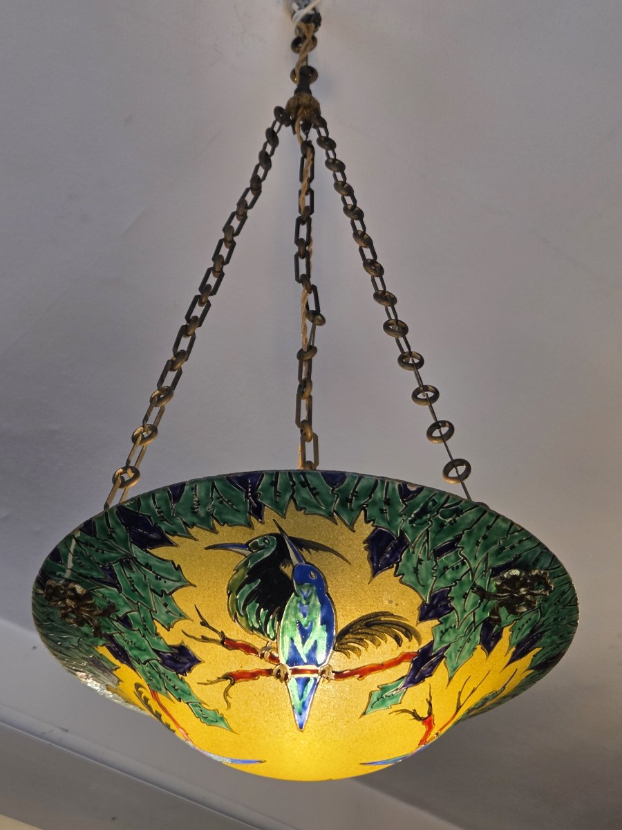 Suspension d'époque Art Déco signée Leune en verre émaillé et givré à décor d'oiseaux