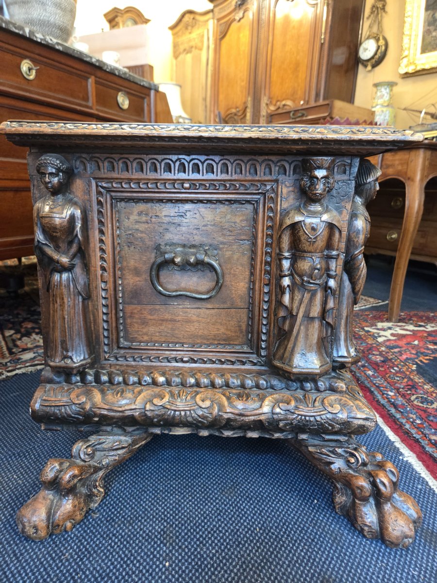 Italian Renaissance-era Walnut Chest.-photo-2