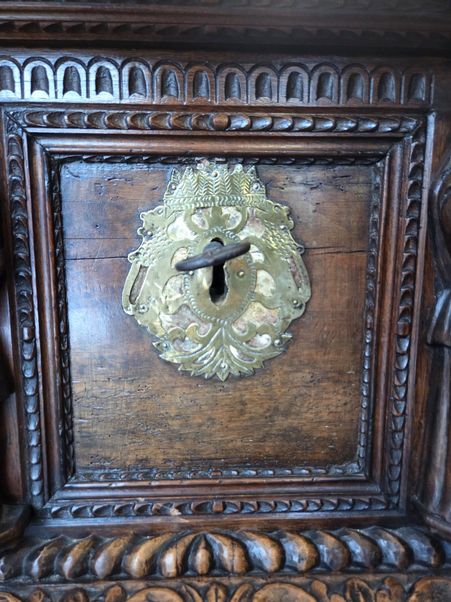 Italian Renaissance-era Walnut Chest.-photo-1