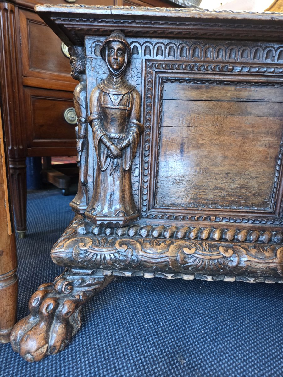 Italian Renaissance-era Walnut Chest.-photo-3