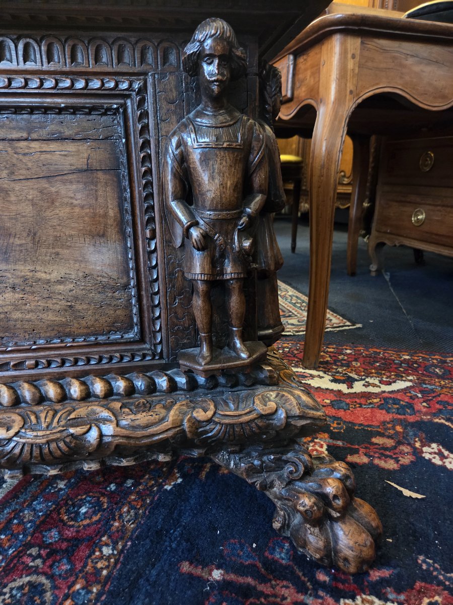Italian Renaissance-era Walnut Chest.-photo-4