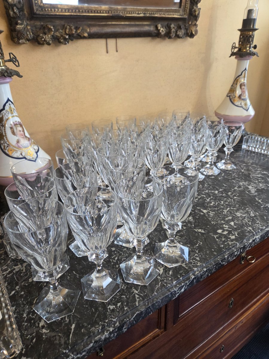 Service de 36 verres en cristal de Saint-Louis modèle Chambord 