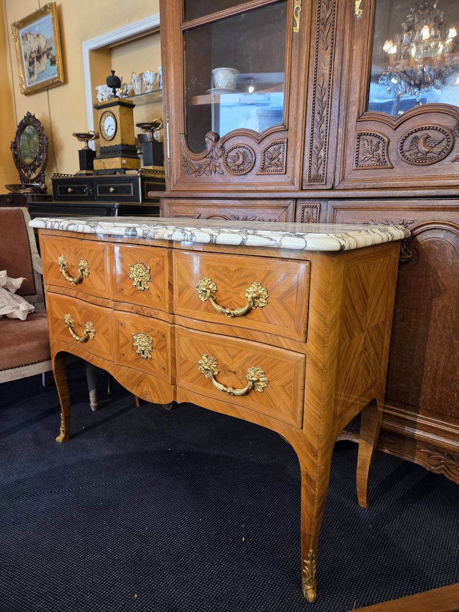 Small Regency-style Chest Of Drawers With A Crossbow-style Front, Made Of Veneered Wood.