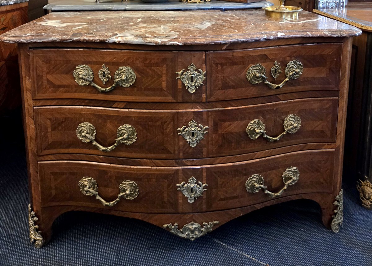 Commode d'époque Régence en marqueterie .