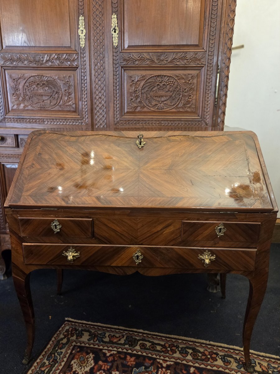 Bureau de pente en marqueterie d'époque Louis XV.