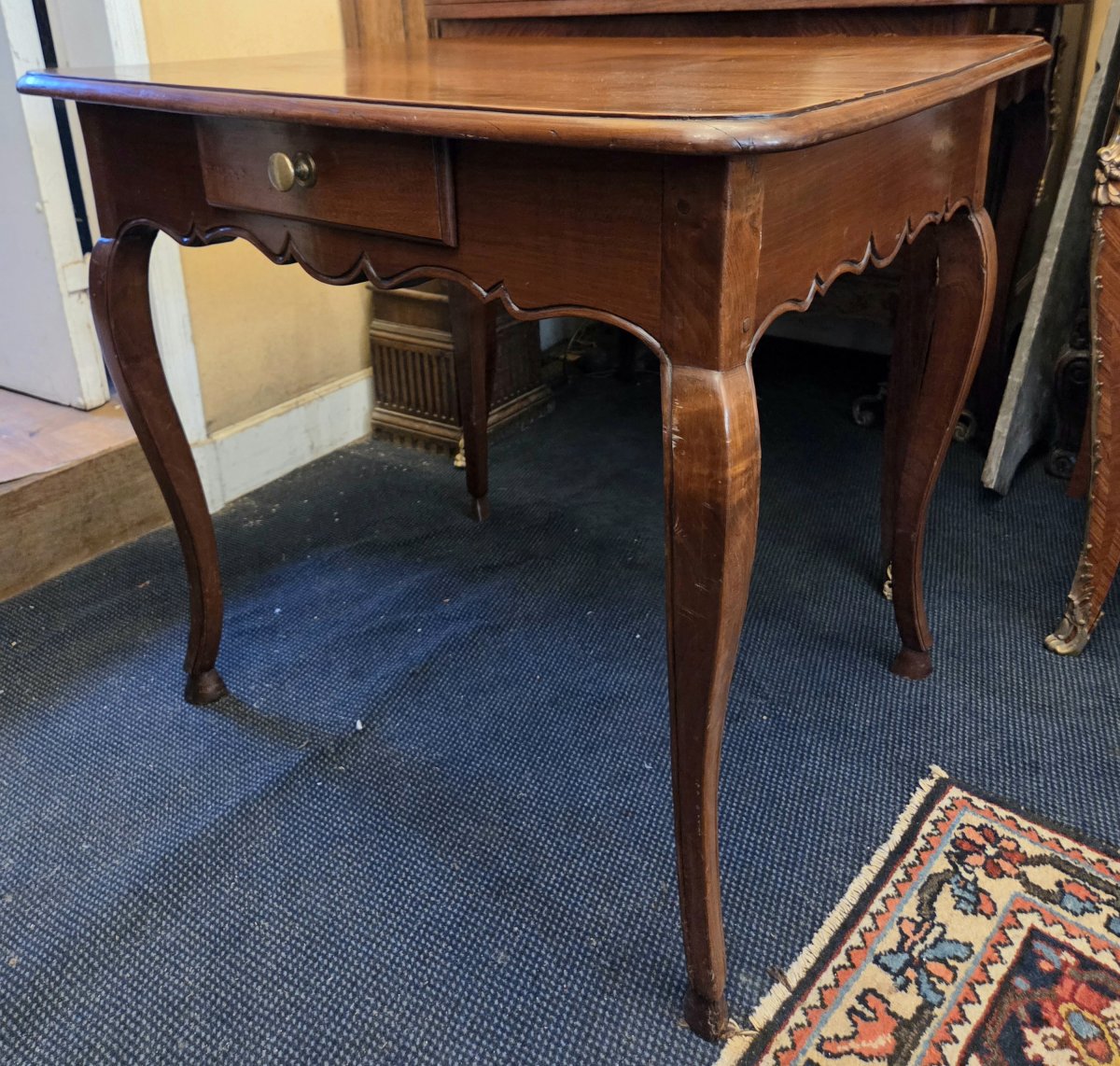 Petite table à écrire d'époque Louis XV en merisier .