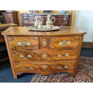 Louis XV Period Chest Of Drawers In Walnut With A So-called "parisian" Curved Front.