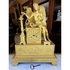 Grande pendule en bronze doré d'époque Empire  en parfait état de marche .