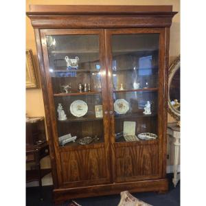 Bibliothèque d'époque Louis-Philippe en placage d'acajou flammé .