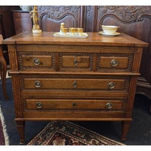 Petite commode normande en chêne sculpté de style Louis XVI