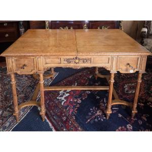 Bureau plat en érable de style Louis XVI avec allonge .