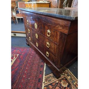 Commode d'époque Restauration en placage d'acajou flammé et à dessus de granit noir .