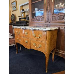 Petite commode sauteuse à façade arbalète de style Régence en bois de placage .
