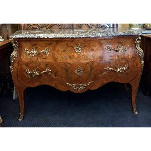 Grande commode sauteuse en marqueterie de fleurs de style Louis XV.