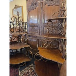 Paire d'étagères d'angle en bois courbé façon Thonet d'époque fin XIXème .