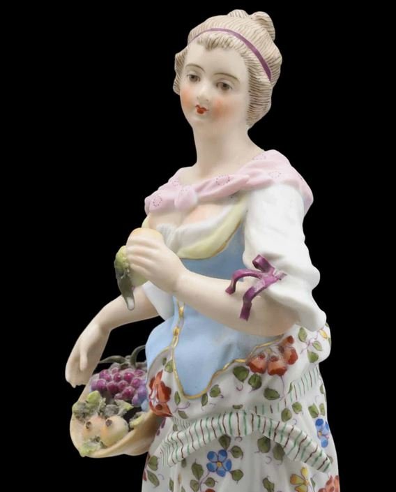 JEUNE FEMME AUX FRUITS porcelaine XIX ème manufacture de SITZENDORF-photo-2