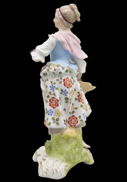 JEUNE FEMME AUX FRUITS porcelaine XIX ème manufacture de SITZENDORF-photo-1