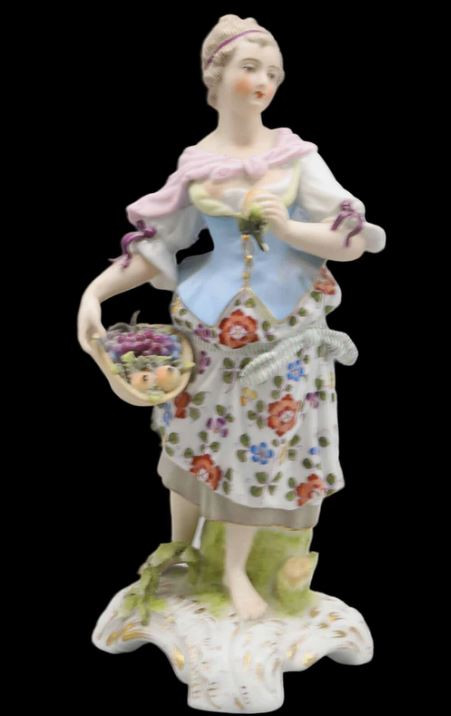 JEUNE FEMME AUX FRUITS porcelaine XIX ème manufacture de SITZENDORF