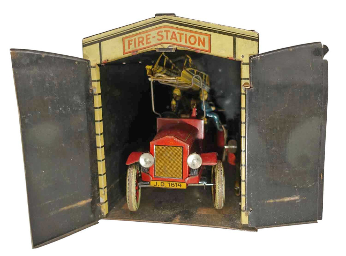 Distler Fire Department Garage 1930 / Vintage Toy