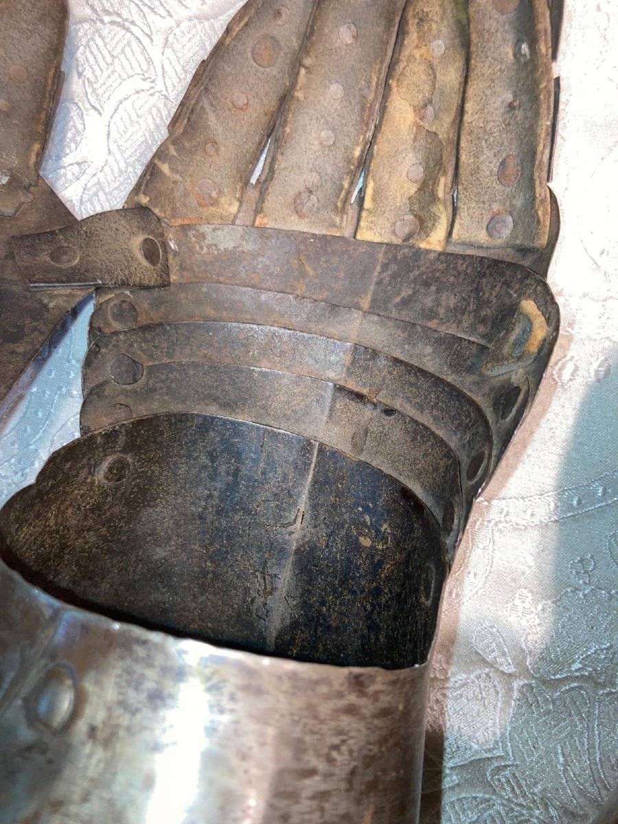 Pair De Gauntlets For A Knight Armor Circa 1620-photo-1
