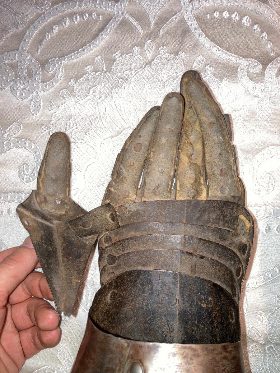Pair De Gauntlets For A Knight Armor Circa 1620-photo-2
