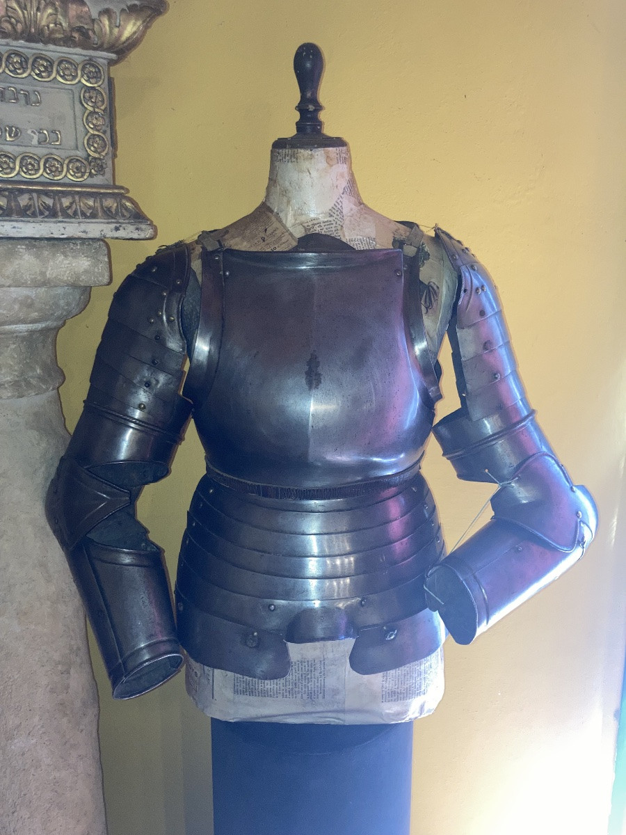 A Mid Suit Armor Circa 1520 With A Splendid Globose Breastplate -photo-3