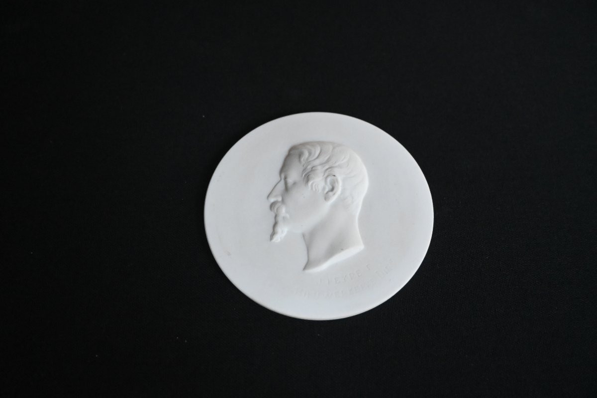 Paire De Médaillons En Biscuit De Sèvres, Représentantnapoléon III Et d'Eugénie-photo-1