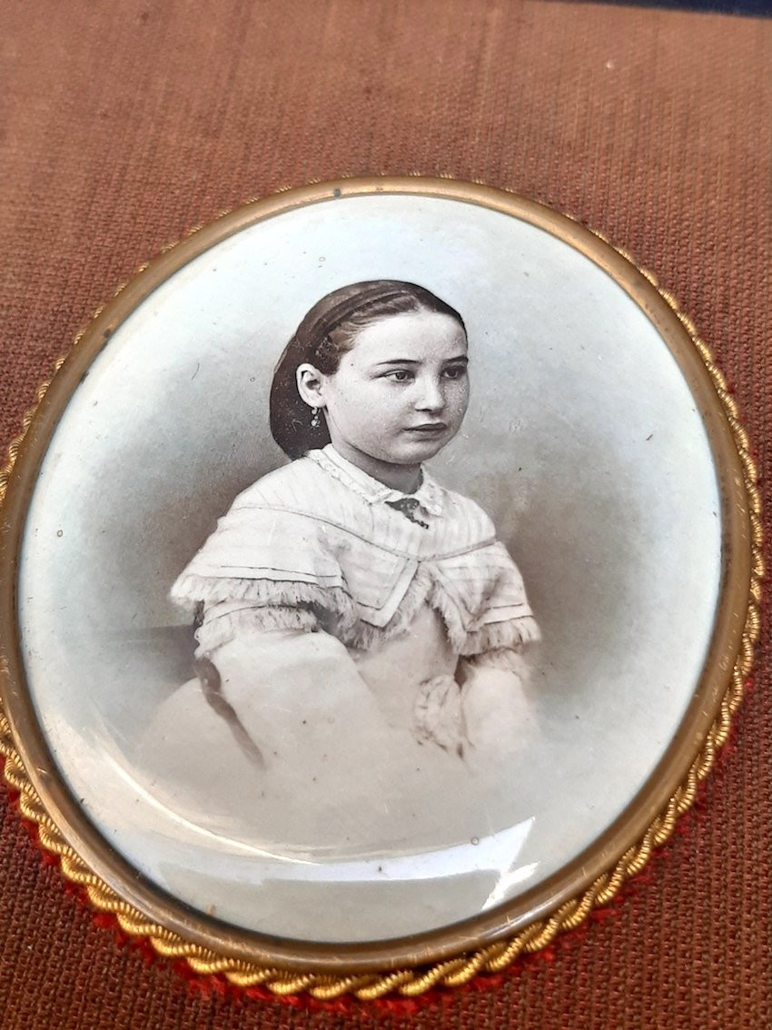 Médaillon ovale miniature photographie porcelaine jeune fille Napoléon III 1868 portrait NAP3-photo-3