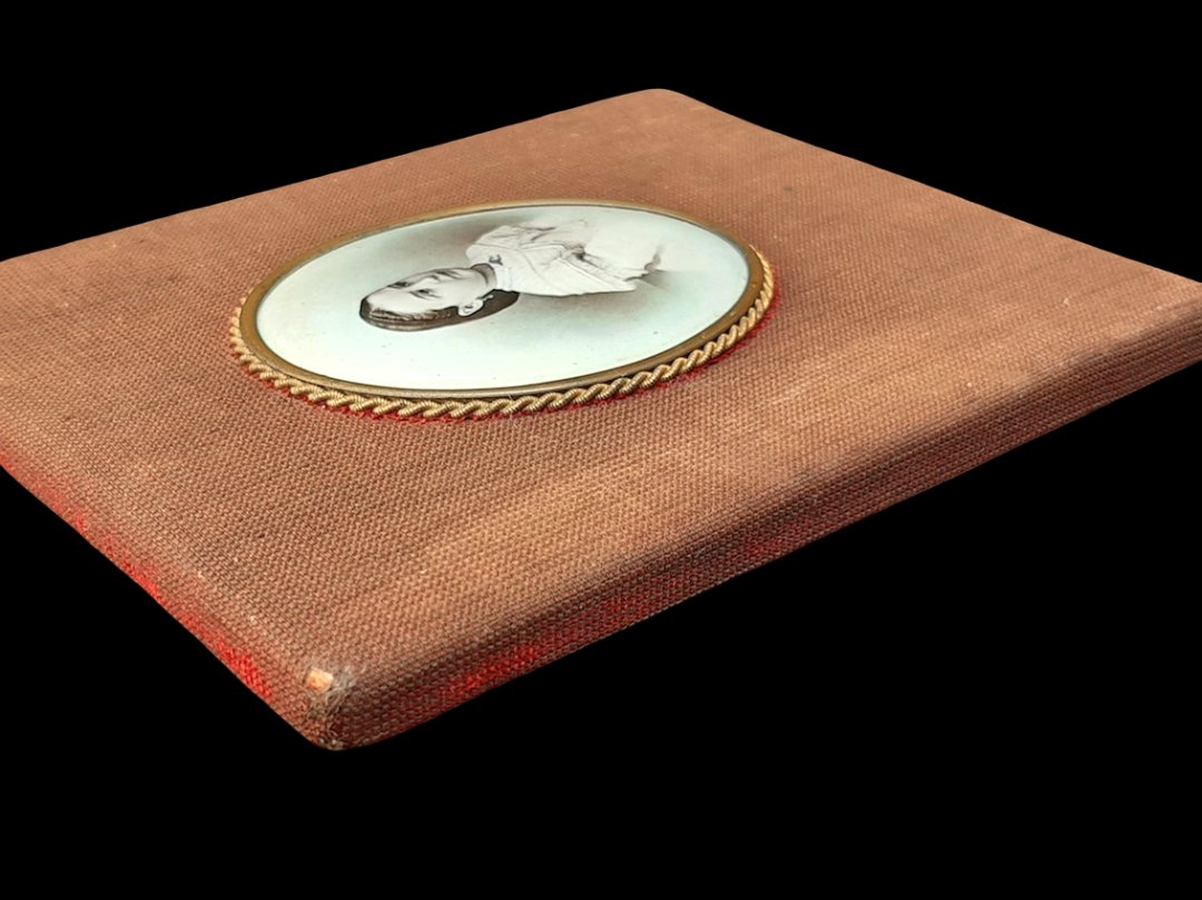 Médaillon ovale miniature photographie porcelaine jeune fille Napoléon III 1868 portrait NAP3-photo-3