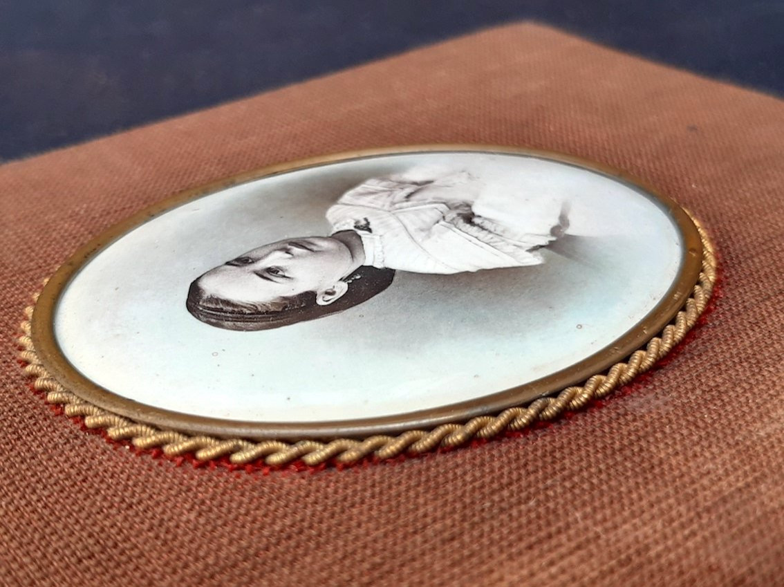 Médaillon ovale miniature photographie porcelaine jeune fille Napoléon III 1868 portrait NAP3-photo-4