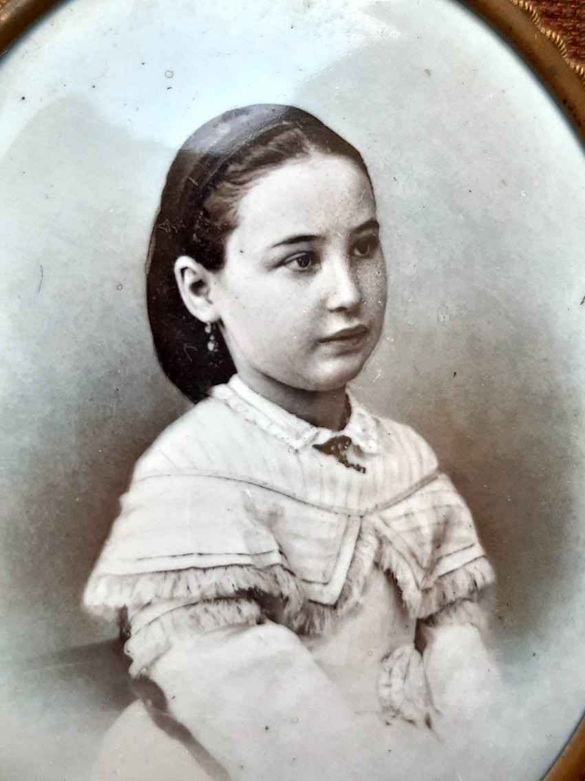 Médaillon ovale miniature photographie porcelaine jeune fille Napoléon III 1868 portrait NAP3