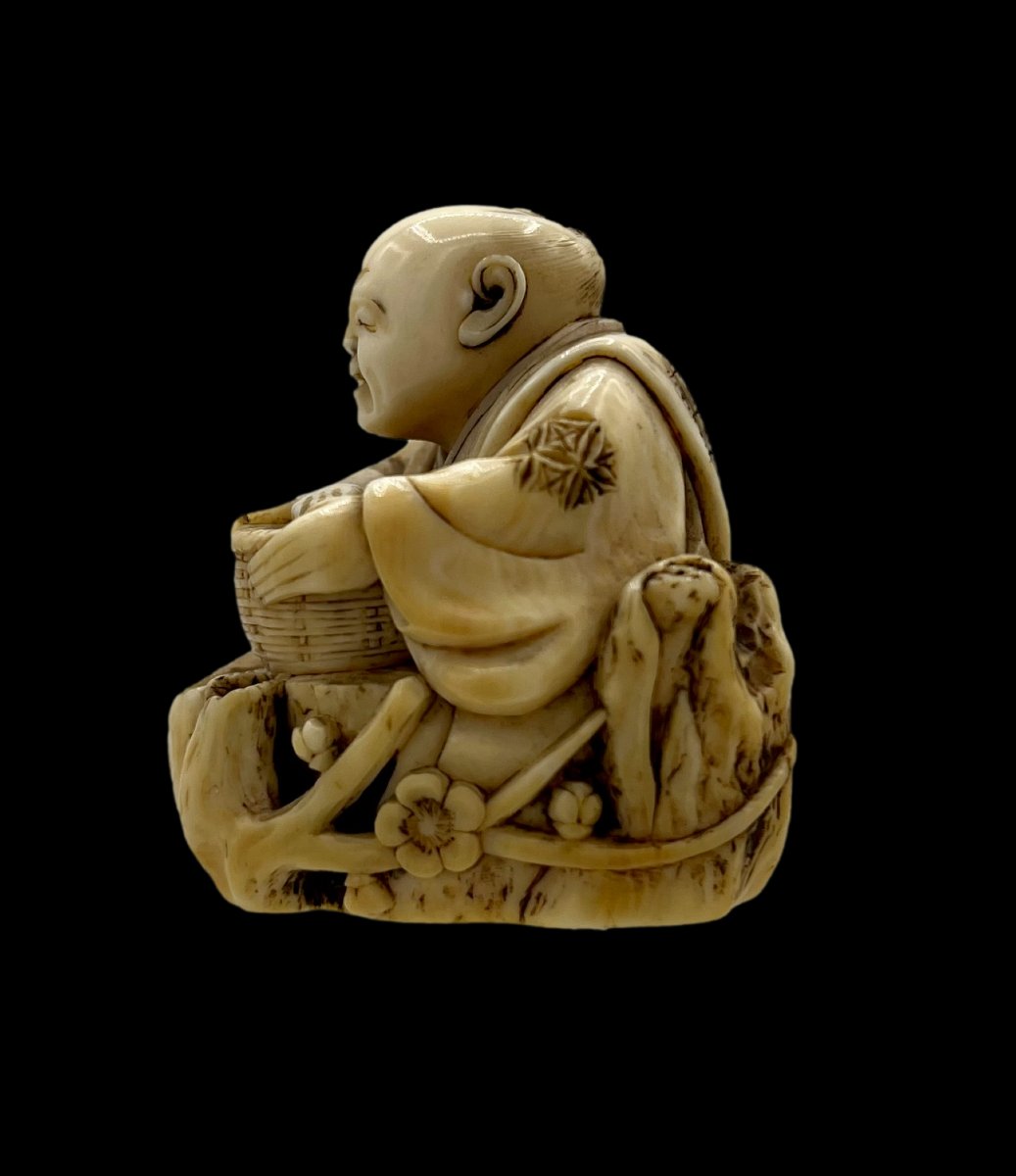 Netsuke man in a tree-photo-2