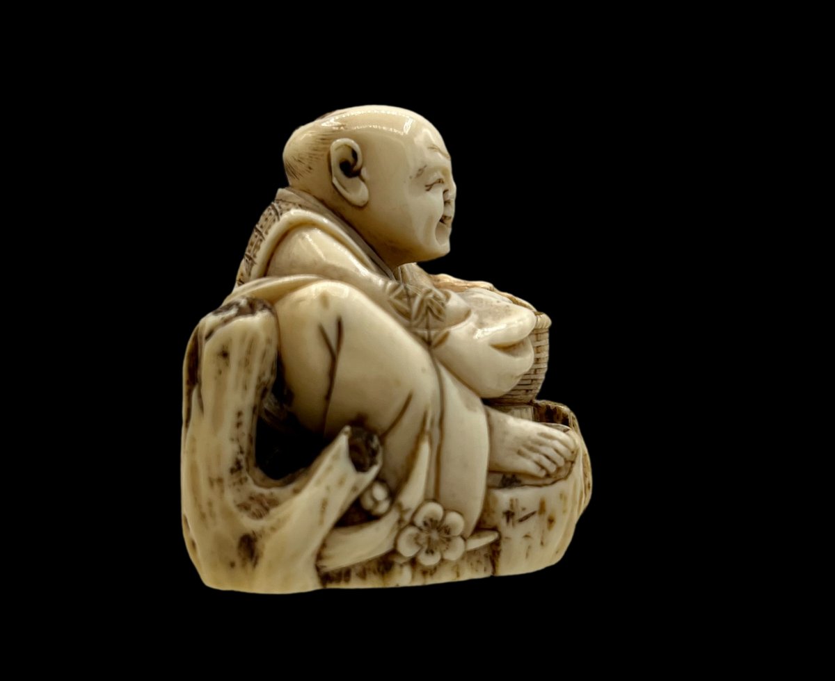 Netsuke man in a tree-photo-4