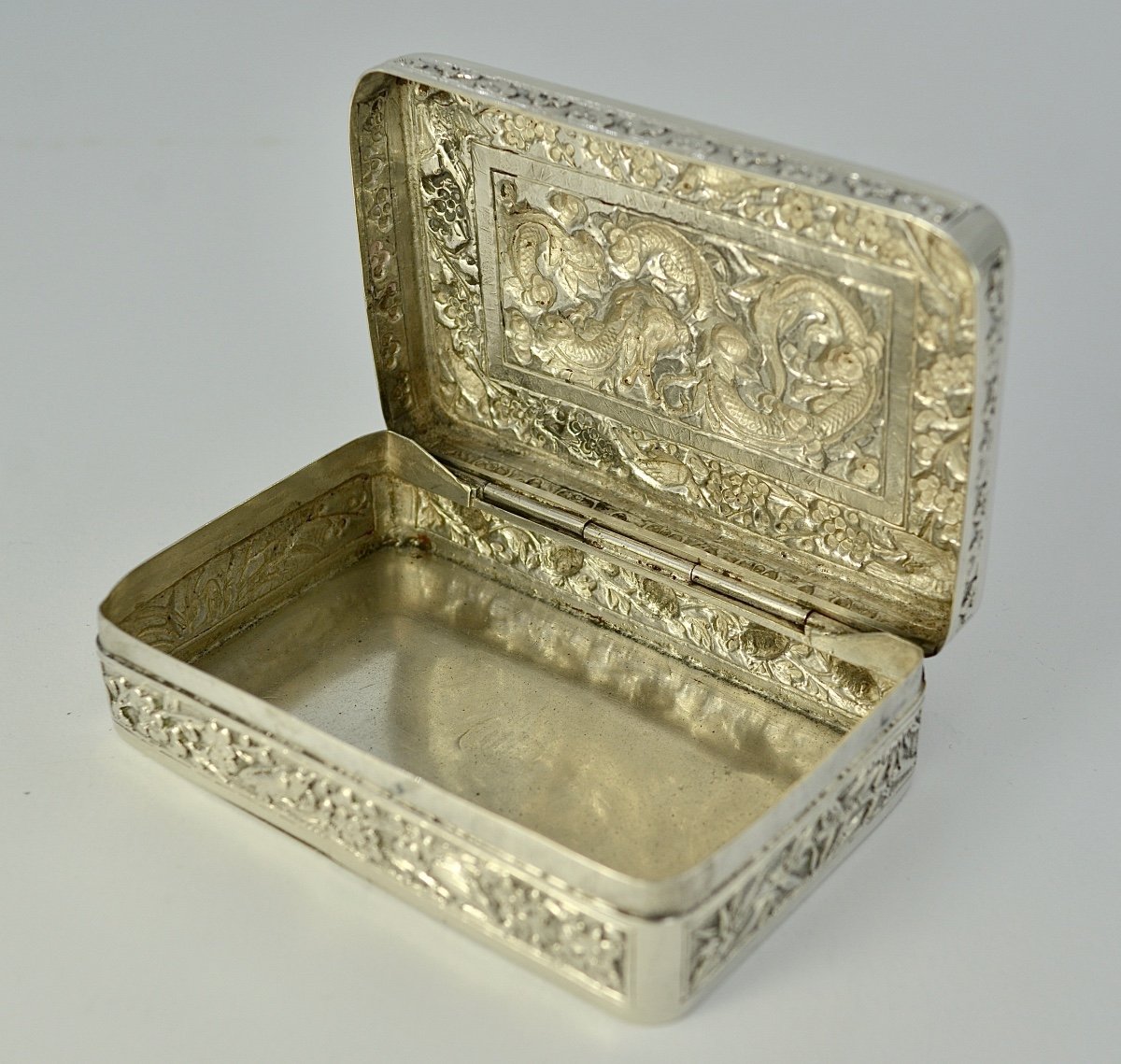 China. Box In Repoussé Silver, Circa 1900-photo-3