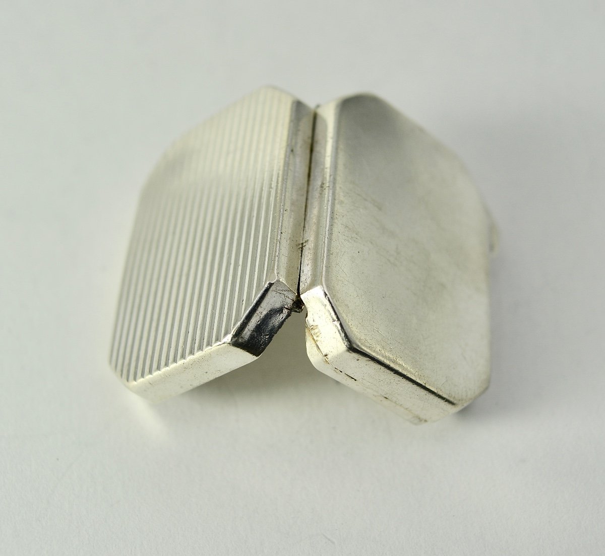 Petit Pilulier En Argent, Europe XXe Siecle. -photo-3