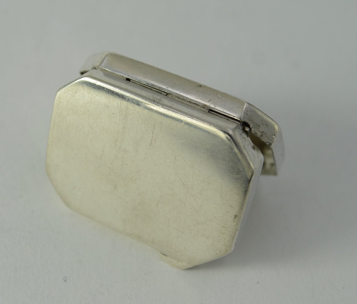 Petit Pilulier En Argent, Europe XXe Siecle. -photo-4