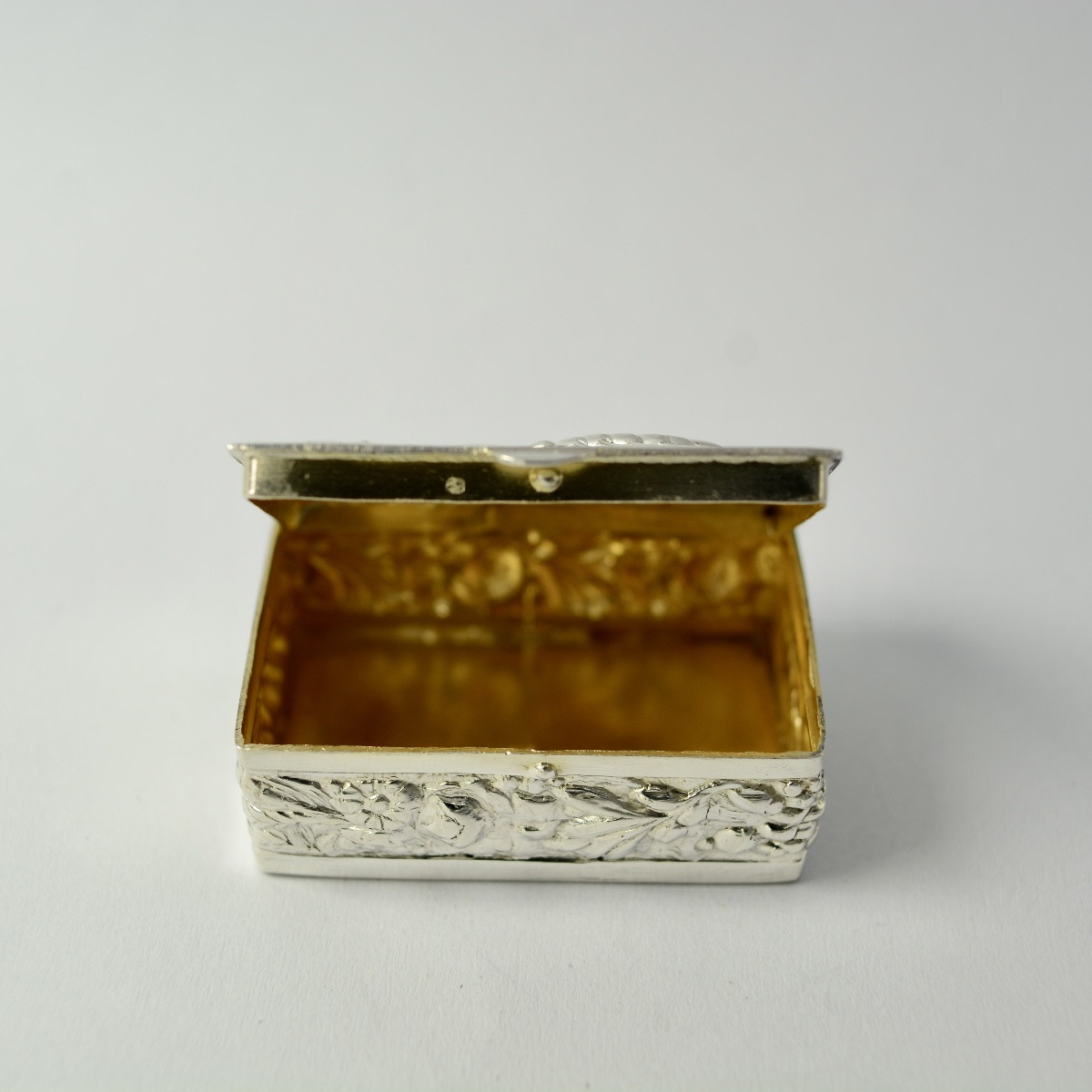 Art Nouveau. Silver Pill Box, 20th Century Europe -photo-3