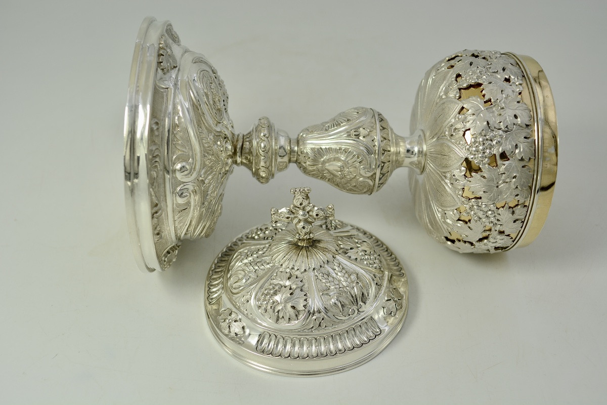 Ciboire en argent ciselé , coupe en vermeil , France milieu du XIXeme siecle -photo-1