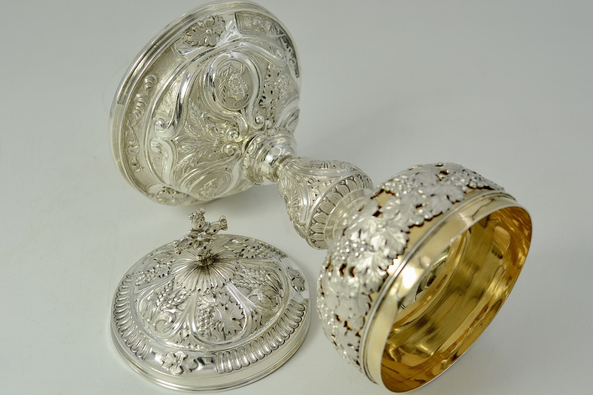 Ciboire en argent ciselé , coupe en vermeil , France milieu du XIXeme siecle 