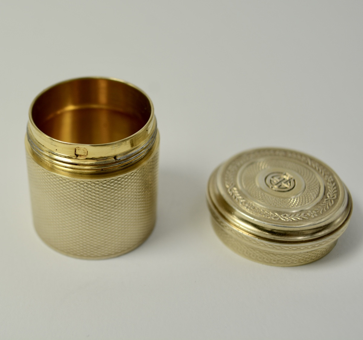 Boîte cylindrique en argent doré, France vers 1900, par G Keller orfèvre