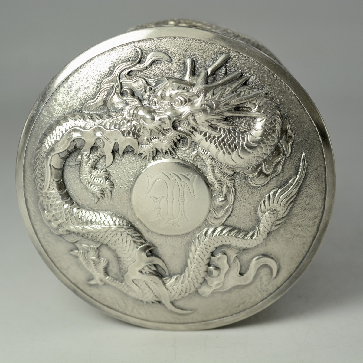 Chine vers 1900. Boite en argent par Hung Chong & Co-photo-1