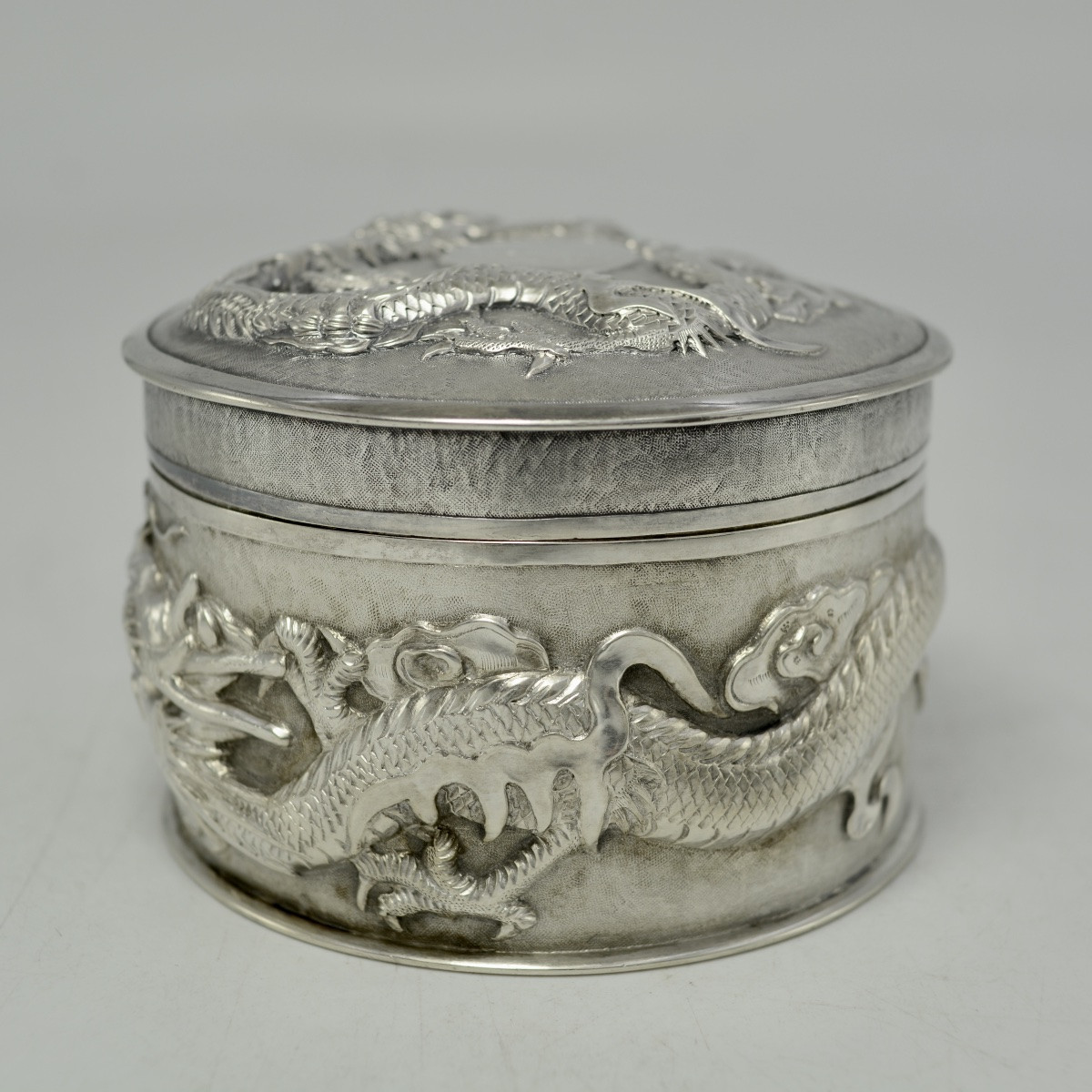 Chine vers 1900. Boite en argent par Hung Chong & Co-photo-3