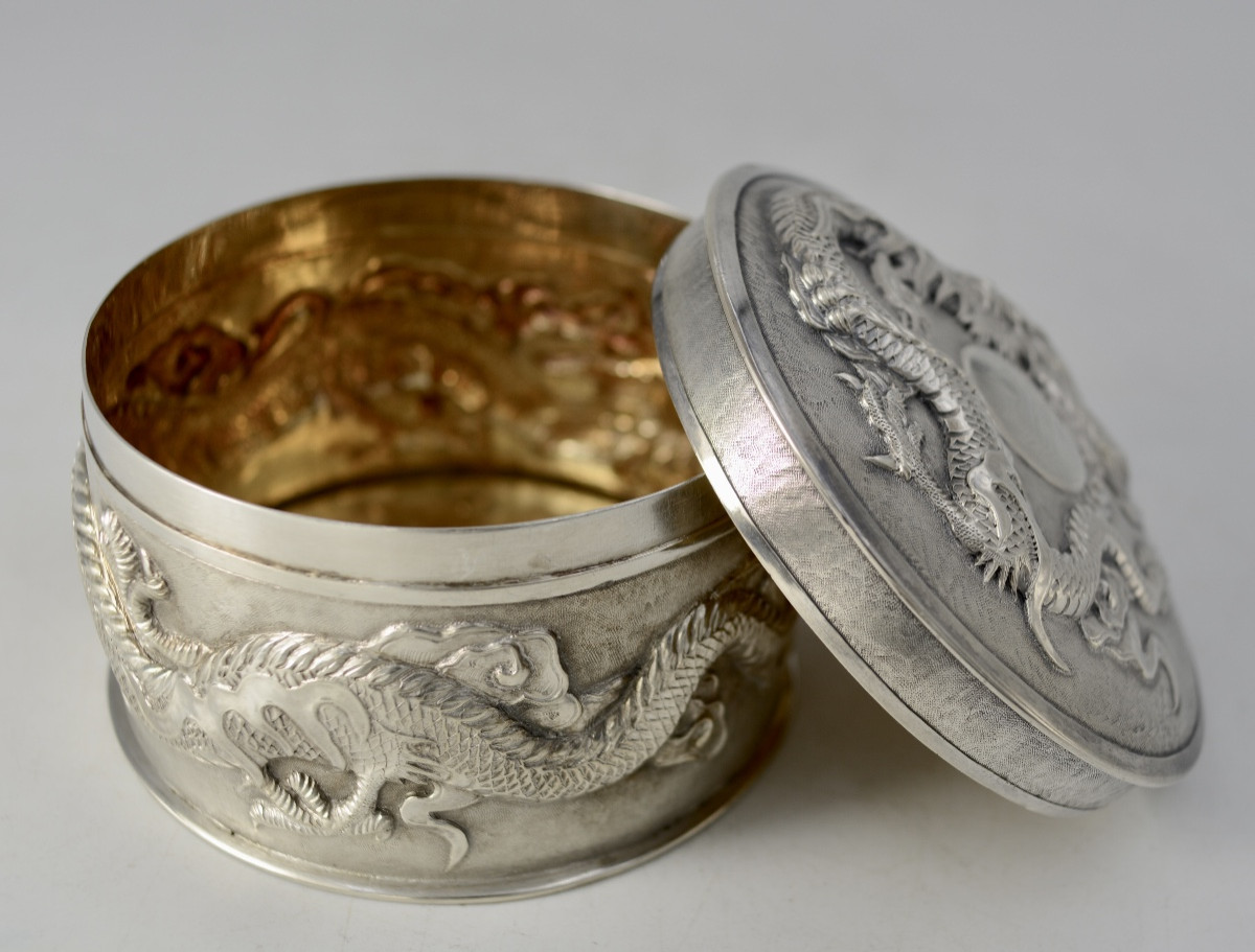 Chine vers 1900. Boite en argent par Hung Chong & Co