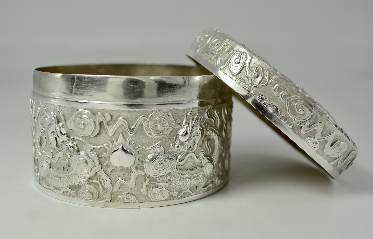 Chine vers 1900. Boite en argent -photo-2