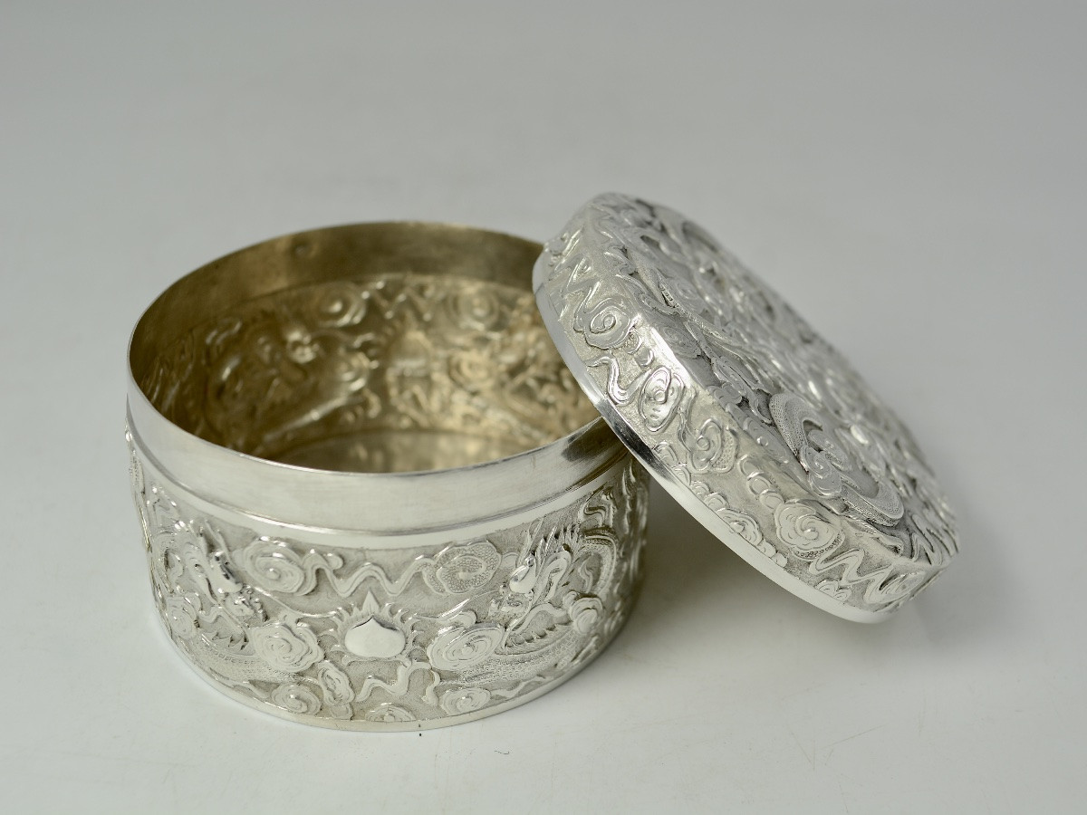 Chine vers 1900. Boite en argent -photo-3