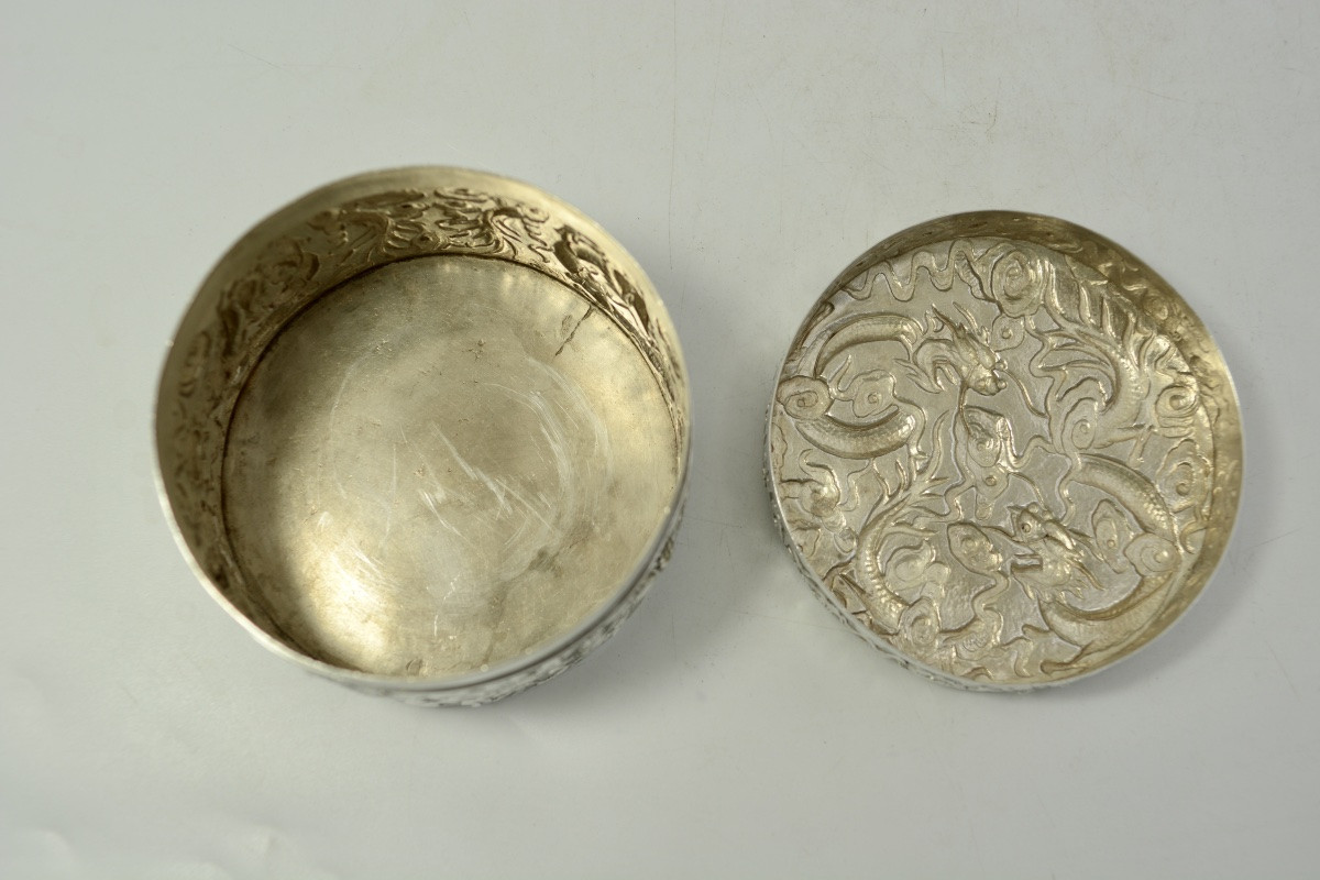 Chine vers 1900. Boite en argent -photo-4