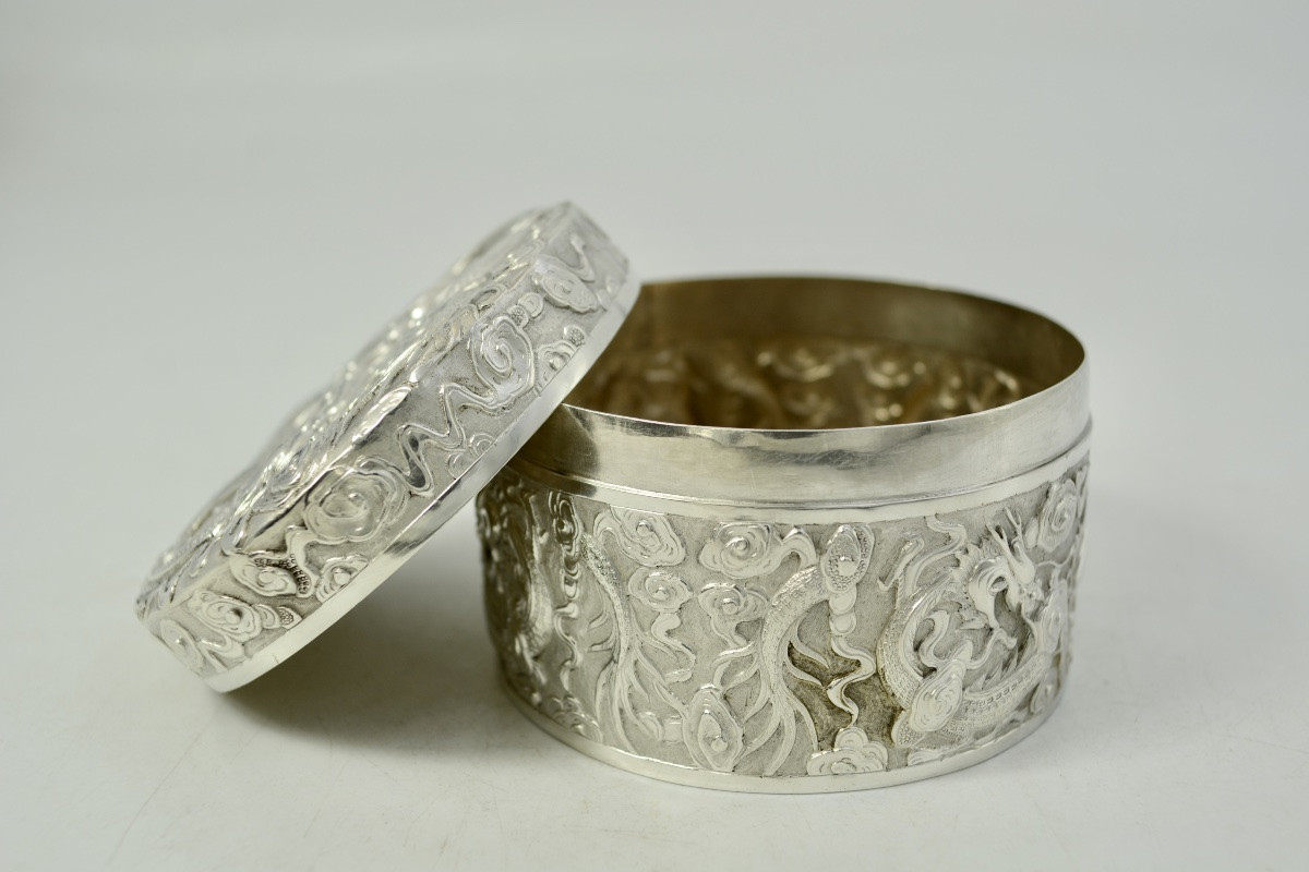 Chine vers 1900. Boite en argent -photo-2